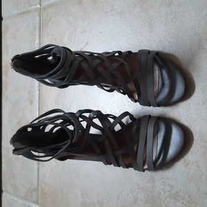 Hinge gladiator sandals low heel